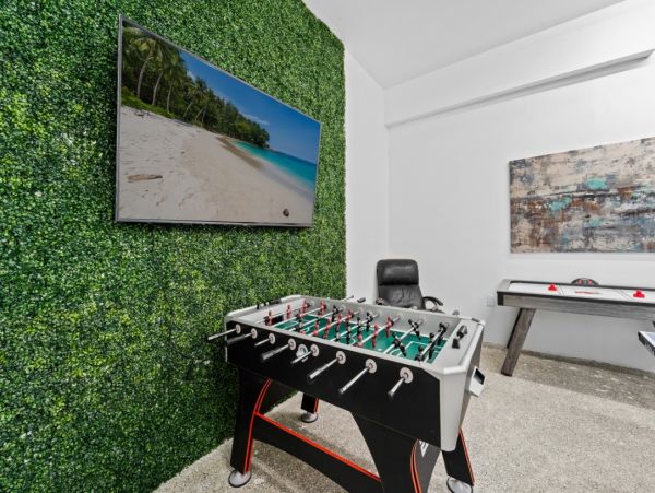 Hollywood Waterfront Vacation Rental - Luxury 5-Bedroom with Pool, Spa & Game Room