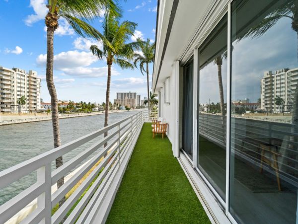 Hollywood Waterfront Vacation Rental - Luxury 5-Bedroom with Pool, Spa & Game Room