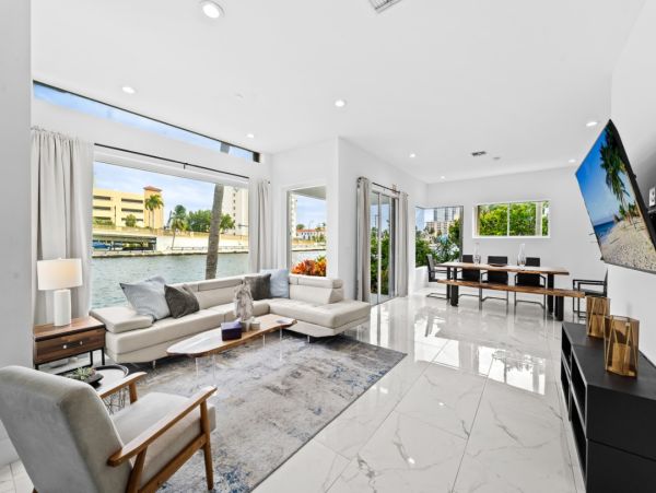 Hollywood Waterfront Vacation Rental - Luxury 5-Bedroom with Pool, Spa & Game Room