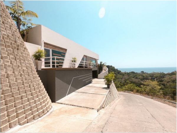 Beautiful 4 Bedroom Home with Extraordinary Sunsets