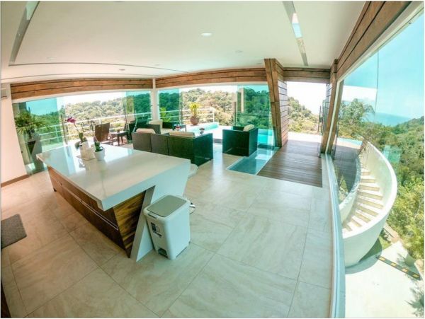 Beautiful 4 Bedroom Home with Extraordinary Sunsets