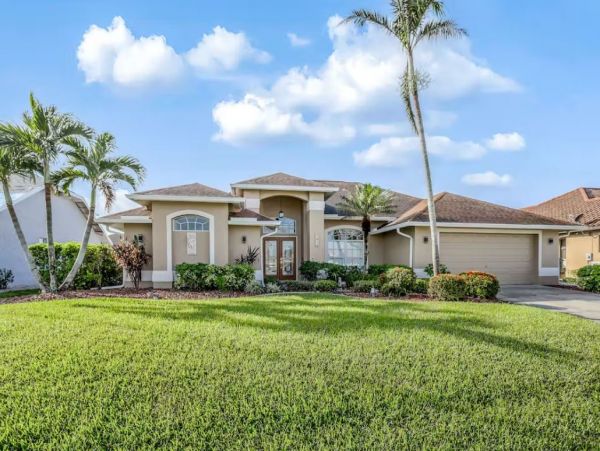 Gorgeous Vacation Home in Cape Coral with Private Pool Sleeps 10
