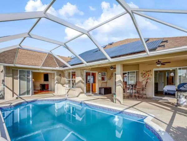 Gorgeous Vacation Home in Cape Coral with Private Pool Sleeps 10