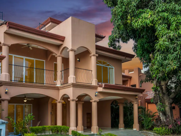 Lovely Jaco 4 Bedroom Home with Infinity Pool