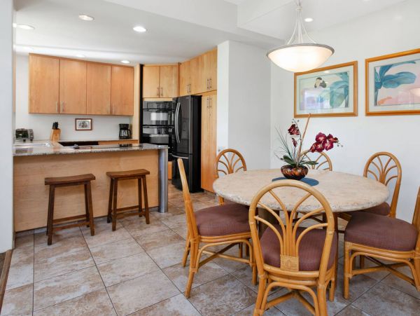 Two Bedroom Vacation Condo in Wailea Close to Beach Sleeps 4