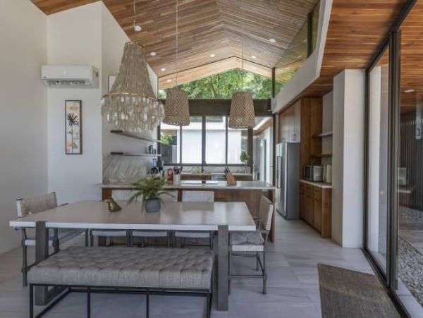 Beachfront Home with 3 Bedrooms and Private Pool