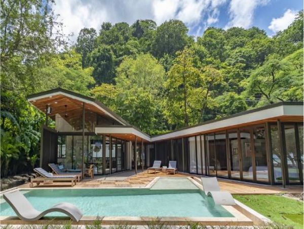 Beachfront Home with 3 Bedrooms and Private Pool