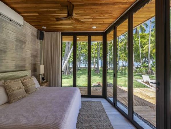 Beachfront Home with 3 Bedrooms and Private Pool