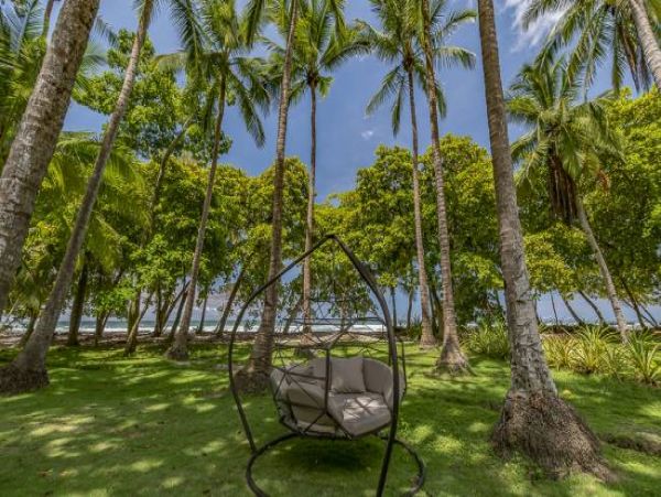 Beachfront Home with 3 Bedrooms and Private Pool