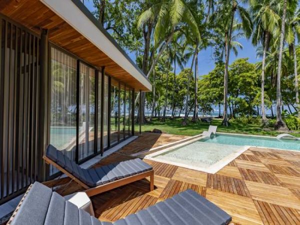 Beachfront Home with 3 Bedrooms and Private Pool