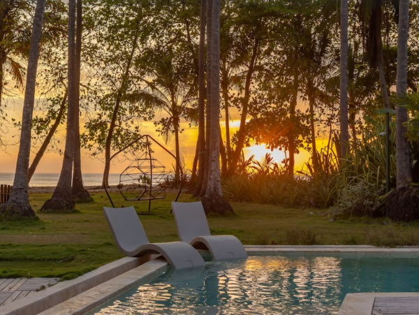 Beachfront Home with 3 Bedrooms and Private Pool