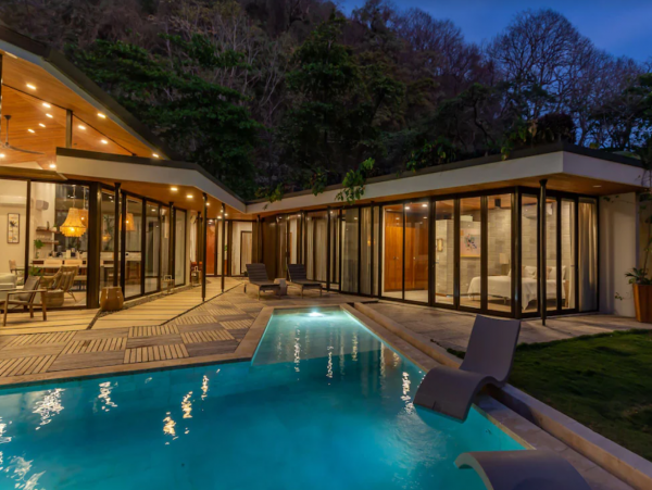 Beachfront Home with 3 Bedrooms and Private Pool