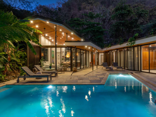 Beachfront Home with 3 Bedrooms and Private Pool