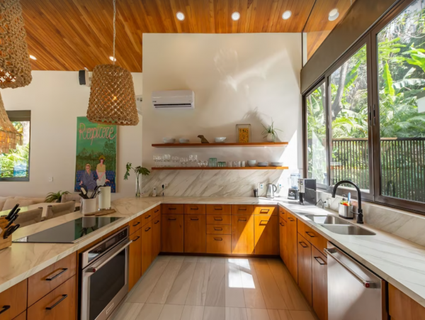 Beachfront Home with 3 Bedrooms and Private Pool