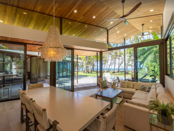 Beachfront Home with 3 Bedrooms and Private Pool