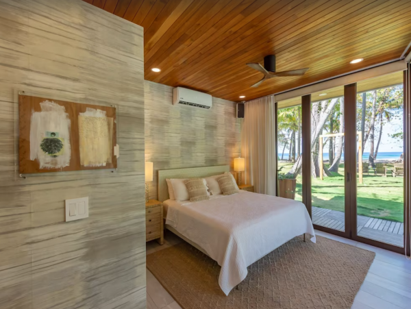 Beachfront Home with 3 Bedrooms and Private Pool
