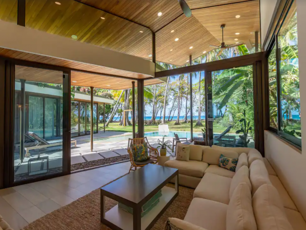 Beachfront Home with 3 Bedrooms and Private Pool