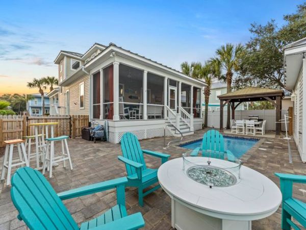 Charming Four Bedroom Destin Vacation Home Walk to Beach