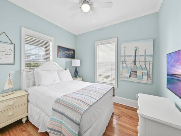 Charming Four Bedroom Destin Vacation Home Walk to Beach