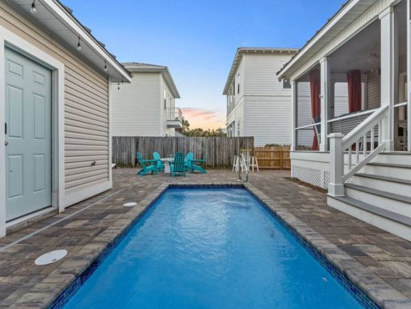 Charming Four Bedroom Destin Vacation Home Walk to Beach