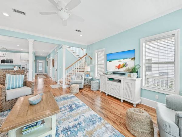 Charming Four Bedroom Destin Vacation Home Walk to Beach