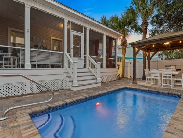 Charming Four Bedroom Destin Vacation Home Walk to Beach