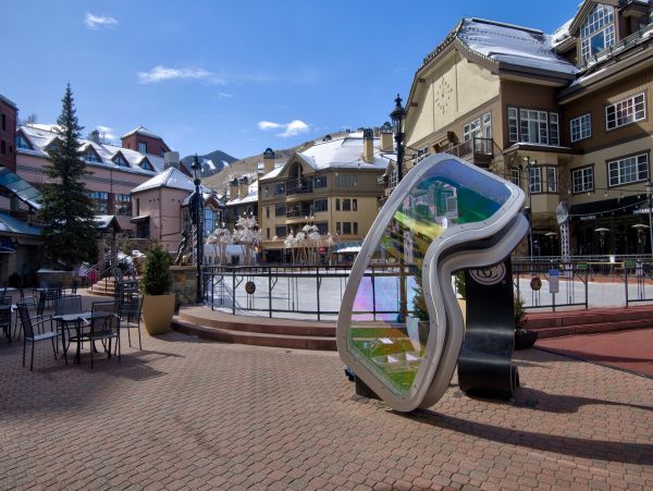 Walk to lift almost ski in ski out- Market Square in the village