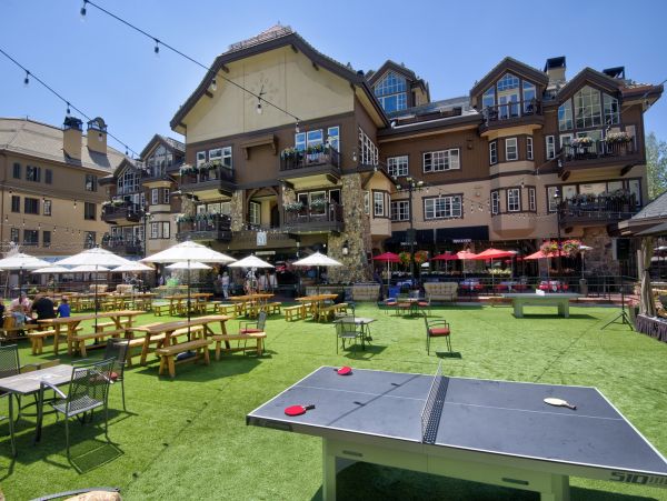 Walk to lift almost ski in ski out- Market Square in the village