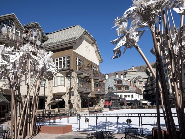 Walk to lift almost ski in ski out- Market Square in the village