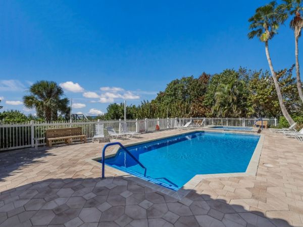 Luxury Beach Front Resort - 3-Bedroom, Heated Pool & Beach Access