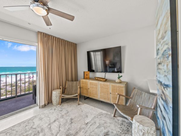 Beachfront Suite with Ocean View and Communal Pool