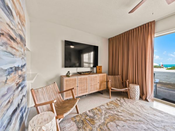 Beachfront Suite with Ocean View and Communal Pool