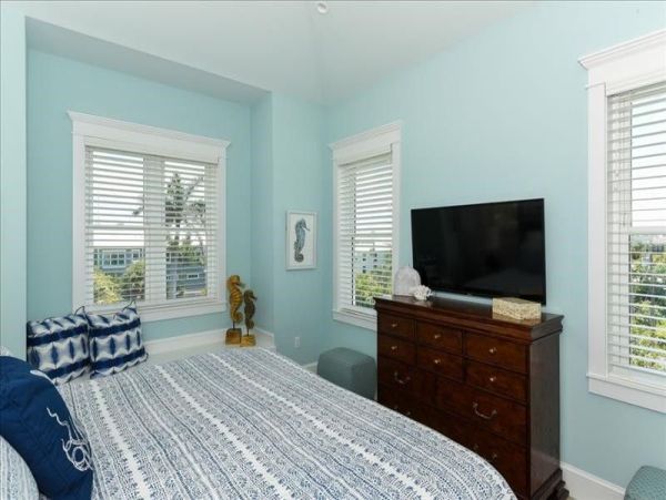 Six Bedroom Luxury Property with Rooftop Across The Street From The Beach