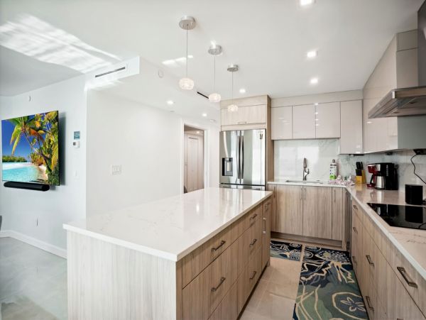 Panoramic Beachfront Condo with 3 Bedrooms in Redington Beach