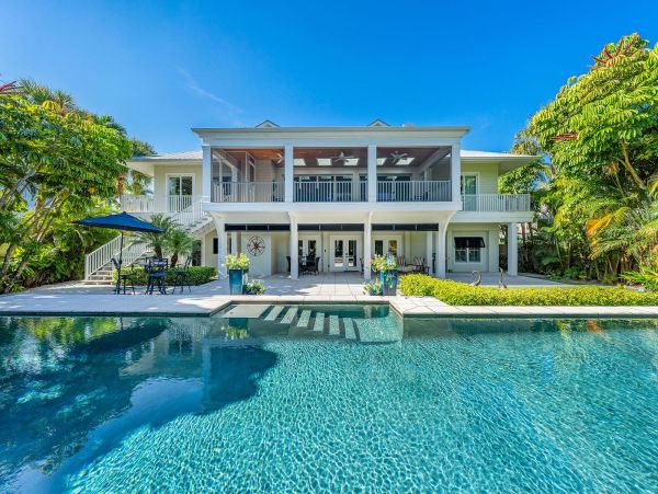 Luxury Waterfront Retreat in Naples