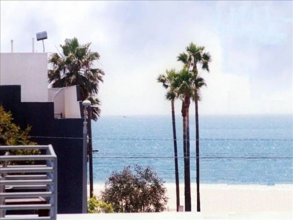 Santa Monica Vacation Home Three Bedroom + Loft Walk to Beach