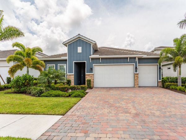 Spacious Home with 3 Bedrooms Plus Den & Lake View