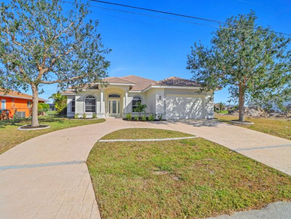 Four Bedroom Villa with Large Pool And Spa