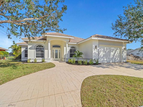 Four Bedroom Villa with Large Pool And Spa