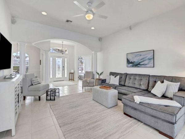 Four Bedroom Villa with Large Pool And Spa