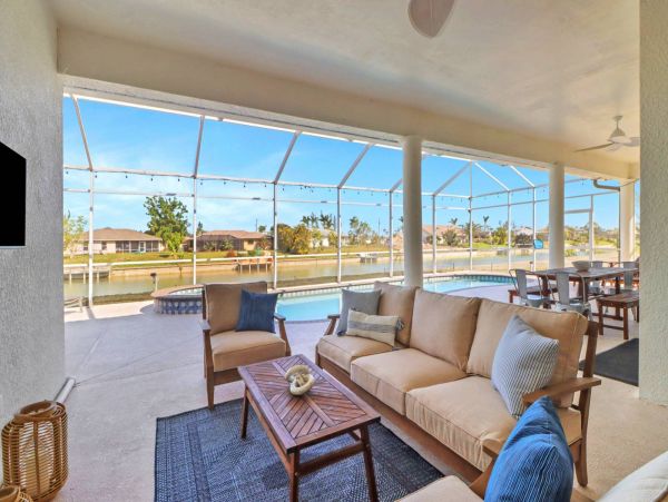 Four Bedroom Villa with Large Pool And Spa