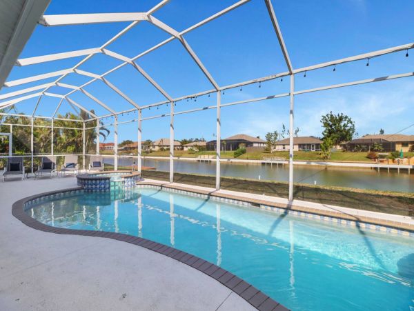 Four Bedroom Villa with Large Pool And Spa