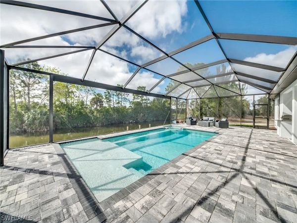 Canal Front Four Bedroom's Home With Private Pool