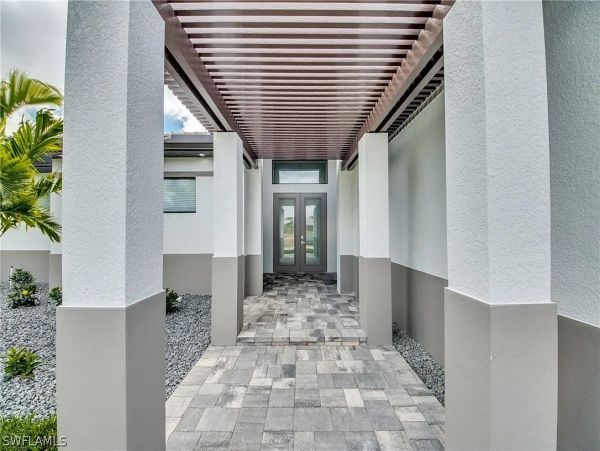 Canal Front Four Bedroom's Home With Private Pool