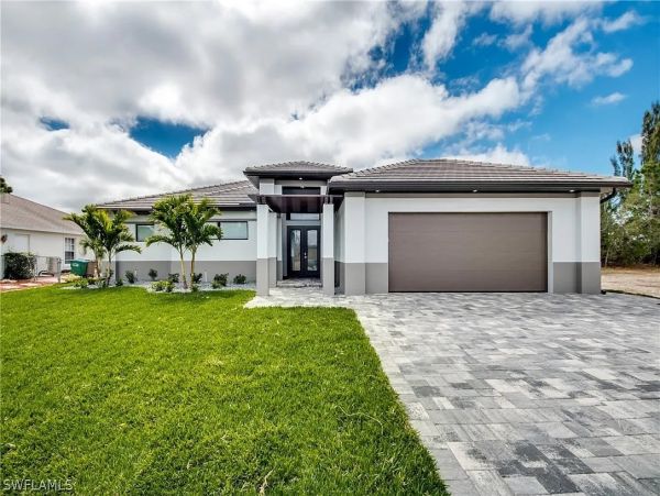 Canal Front Four Bedroom's Home With Private Pool
