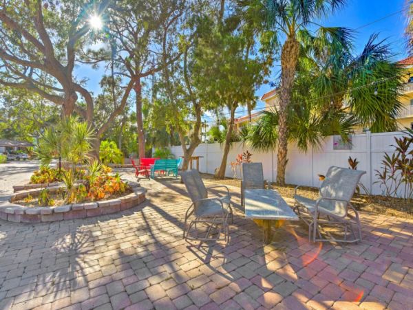 Comfortable Two Bedroom Vacation Rental with Pool Access