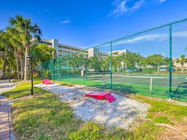 Comfortable Two Bedroom Vacation Rental with Pool Access