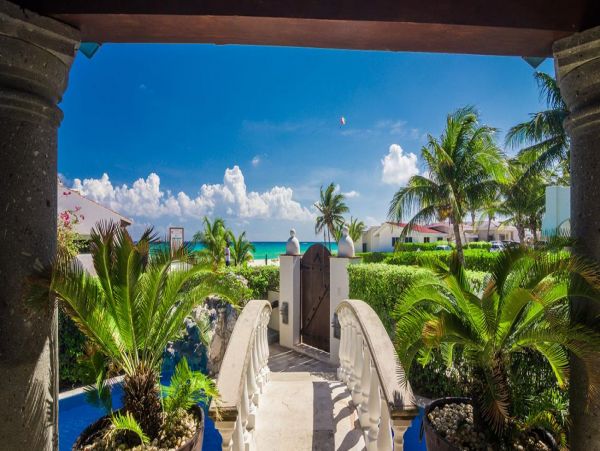 Five Star Luxury Five Bedroom Home with Private Pool