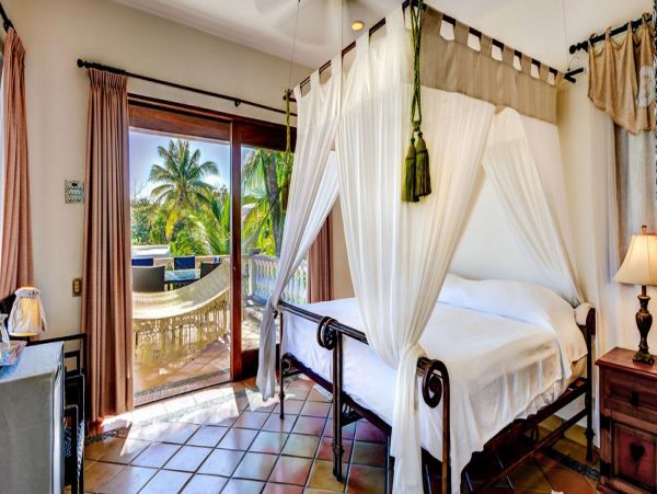 Five Star Luxury Five Bedroom Home with Private Pool