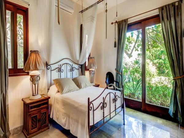 Five Star Luxury Five Bedroom Home with Private Pool